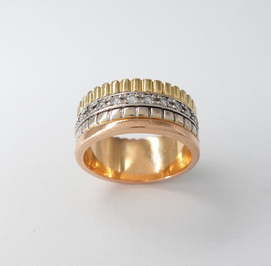 Anello nei tre colori dell'oro con eternity