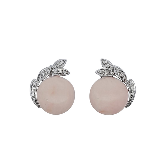 Orecchini in oro, con corallo pelle d'angelo e brillanti.