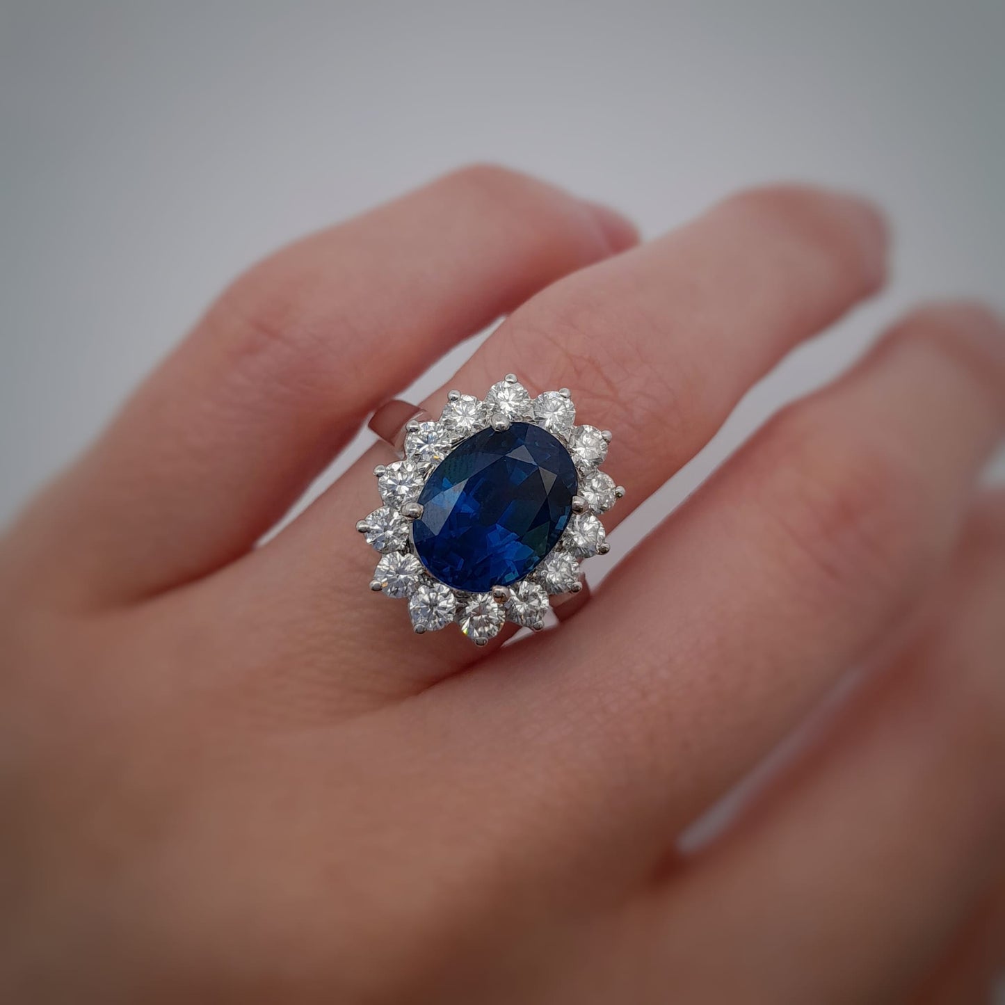 Anello oro bianco con zaffiro