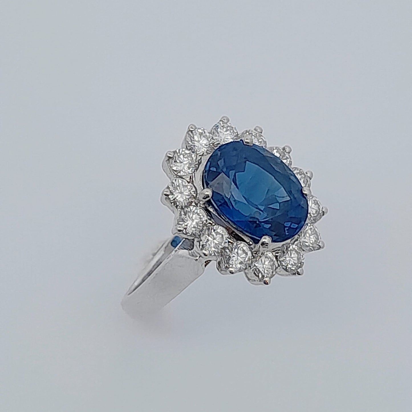 Anello oro bianco con zaffiro