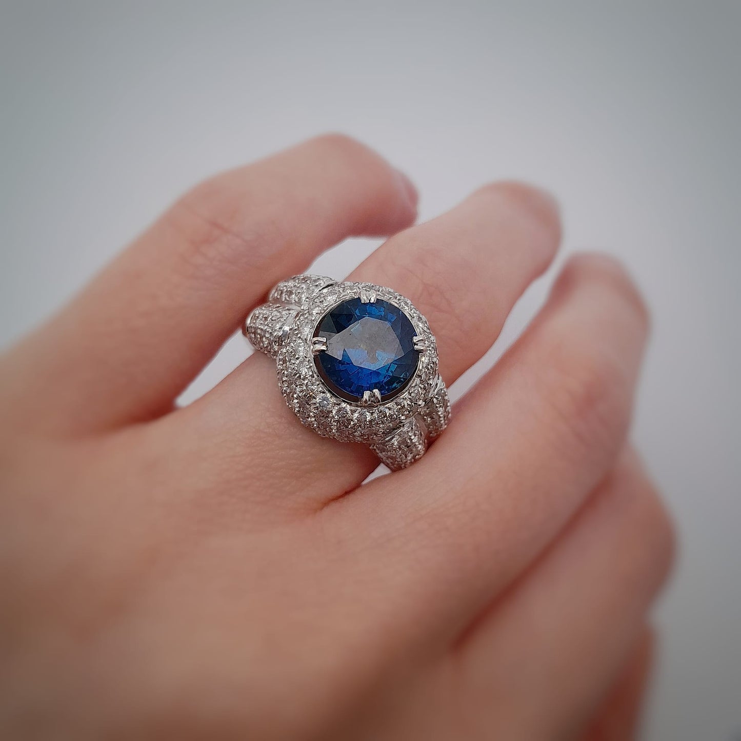Anello in oro bianco con brillanti e zaffiro