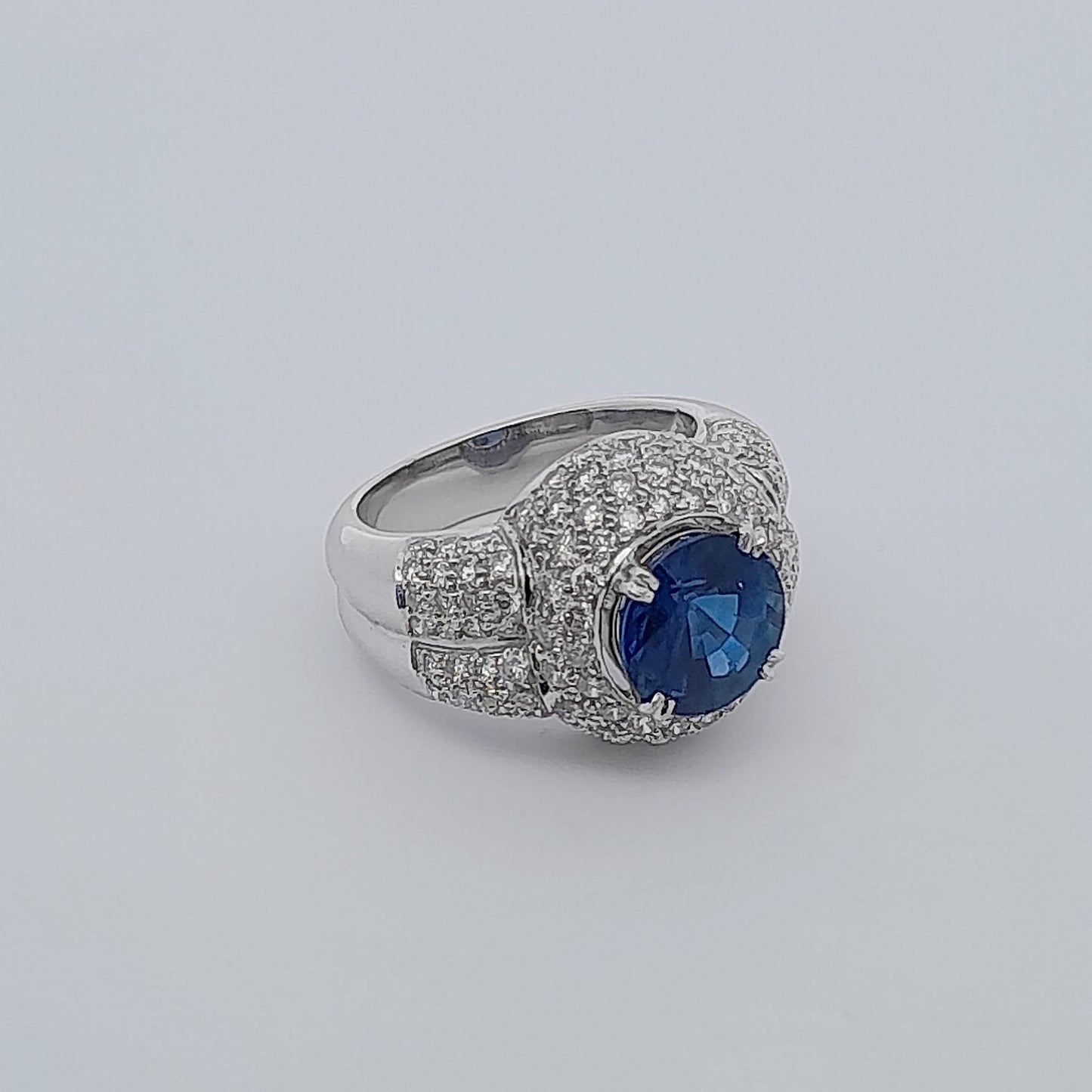 Anello in oro bianco con brillanti e zaffiro