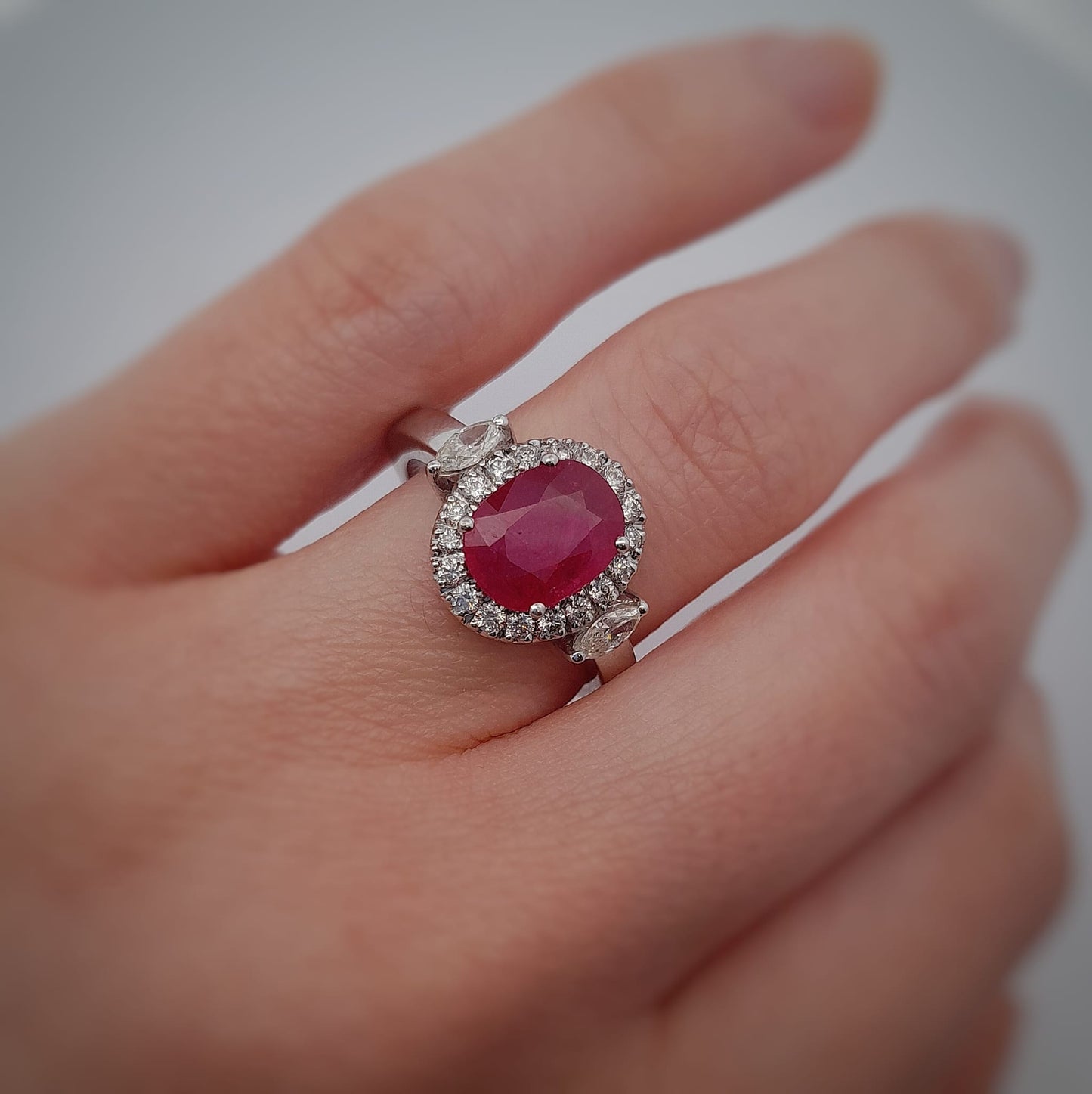 Anello in oro bianco con rubino e diamanti