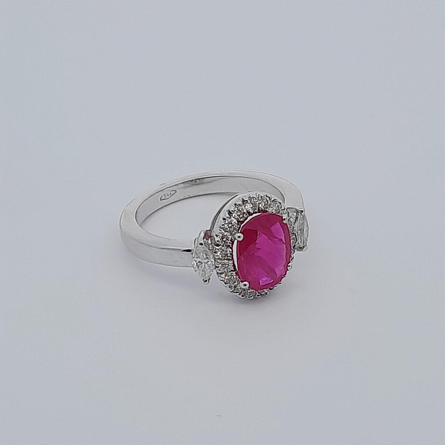 Anello in oro bianco con rubino e diamanti