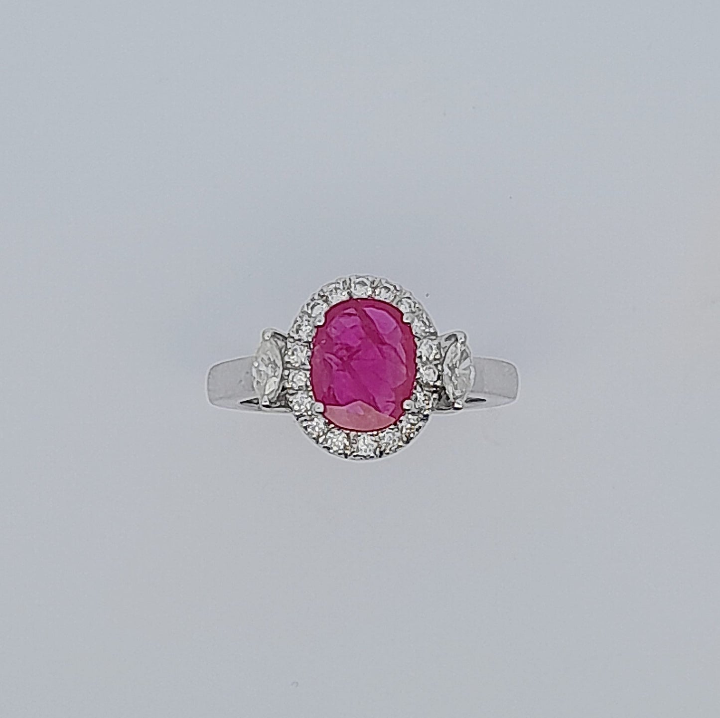 Anello in oro bianco con rubino e diamanti