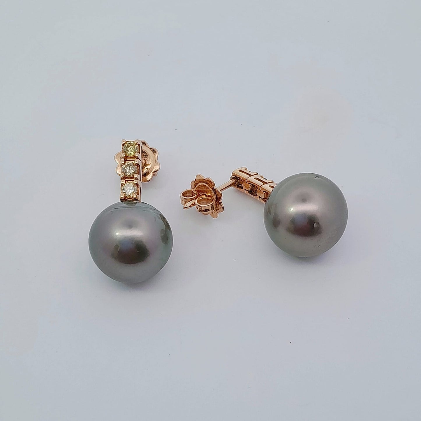 Orecchini in oro rosé con perle nere