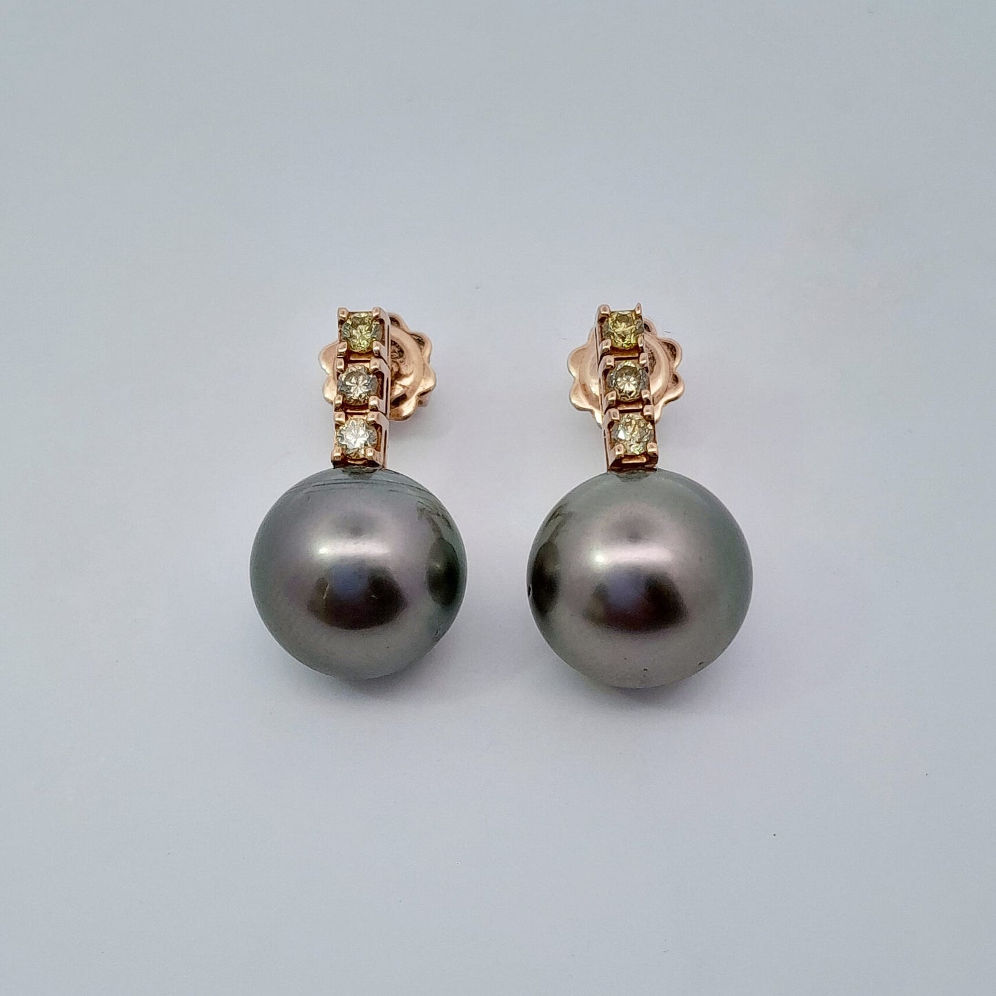 Orecchini in oro rosé con perle nere