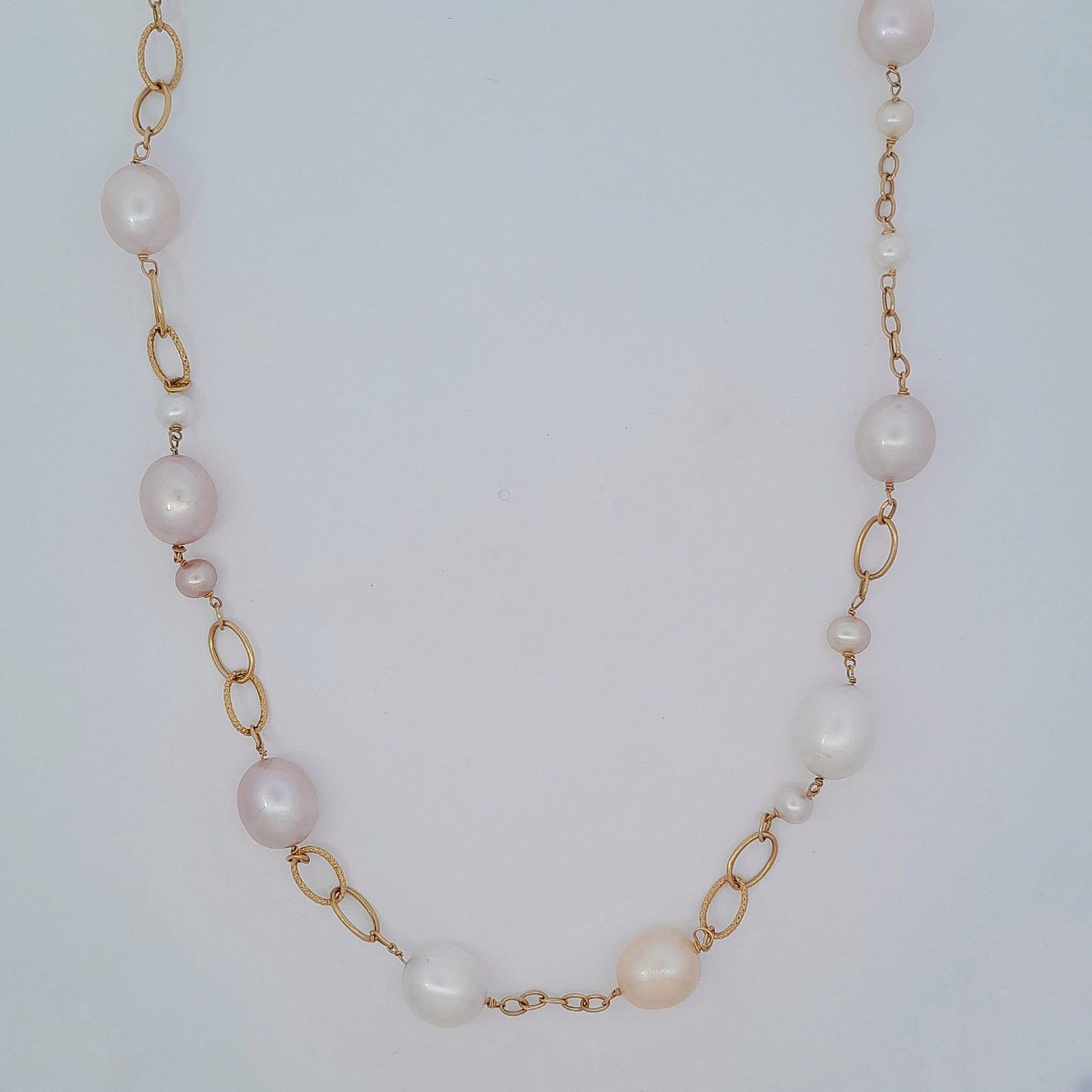 Collana lunga in oro giallo con perle