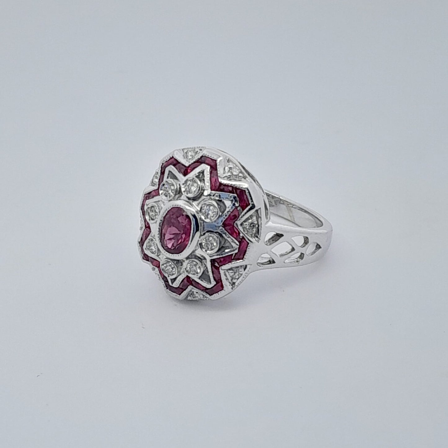 Anello con rubini e brillanti