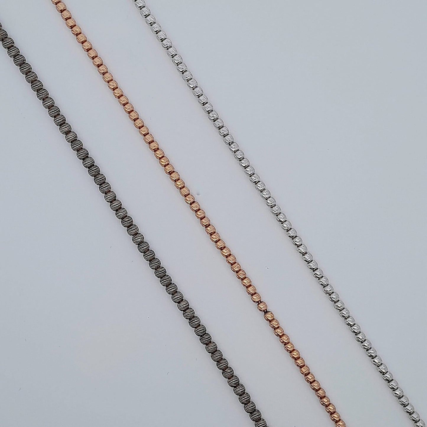 Bracciali in oro con sfere sfaccettate.