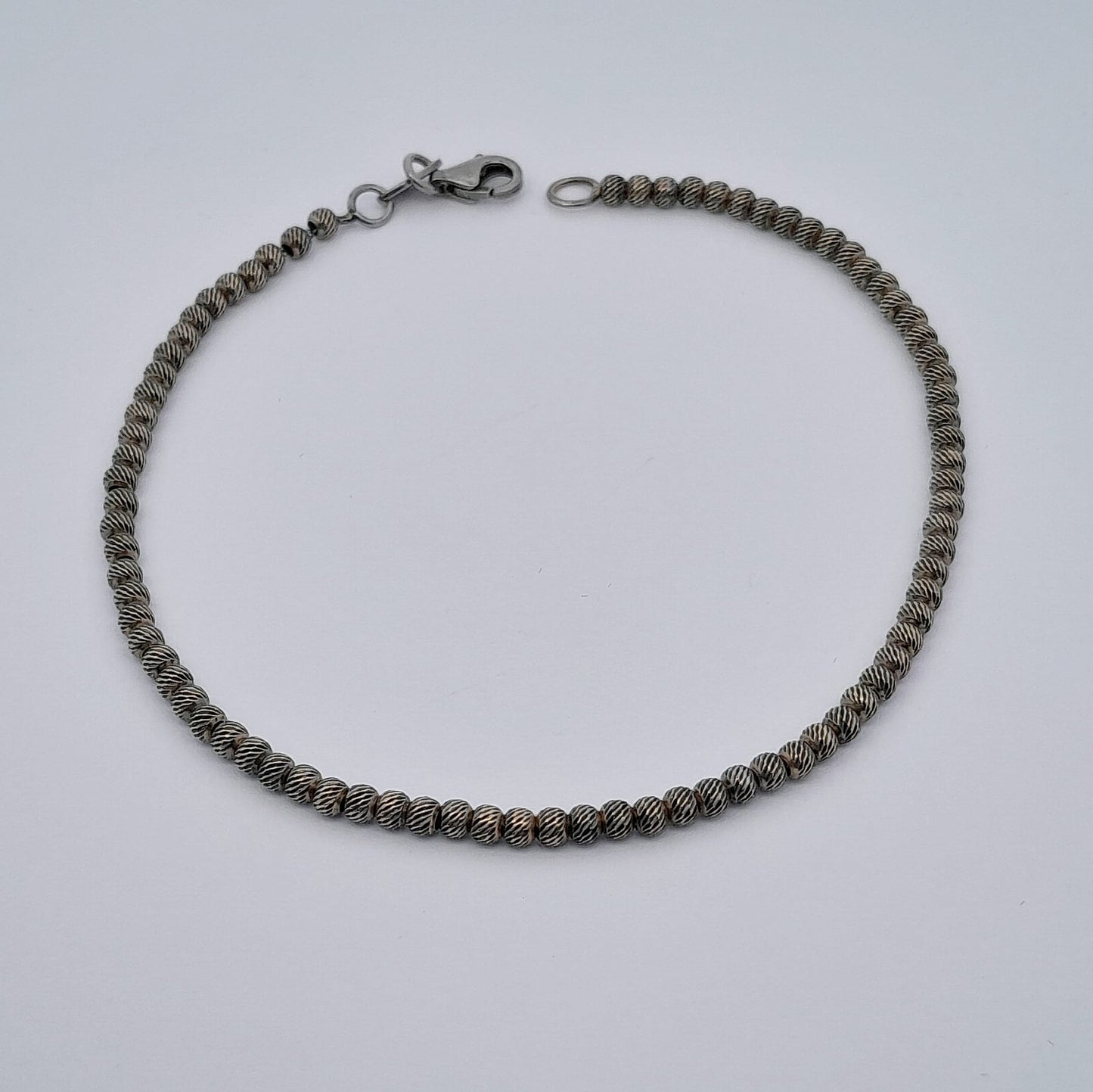 Bracciali in oro con sfere sfaccettate.