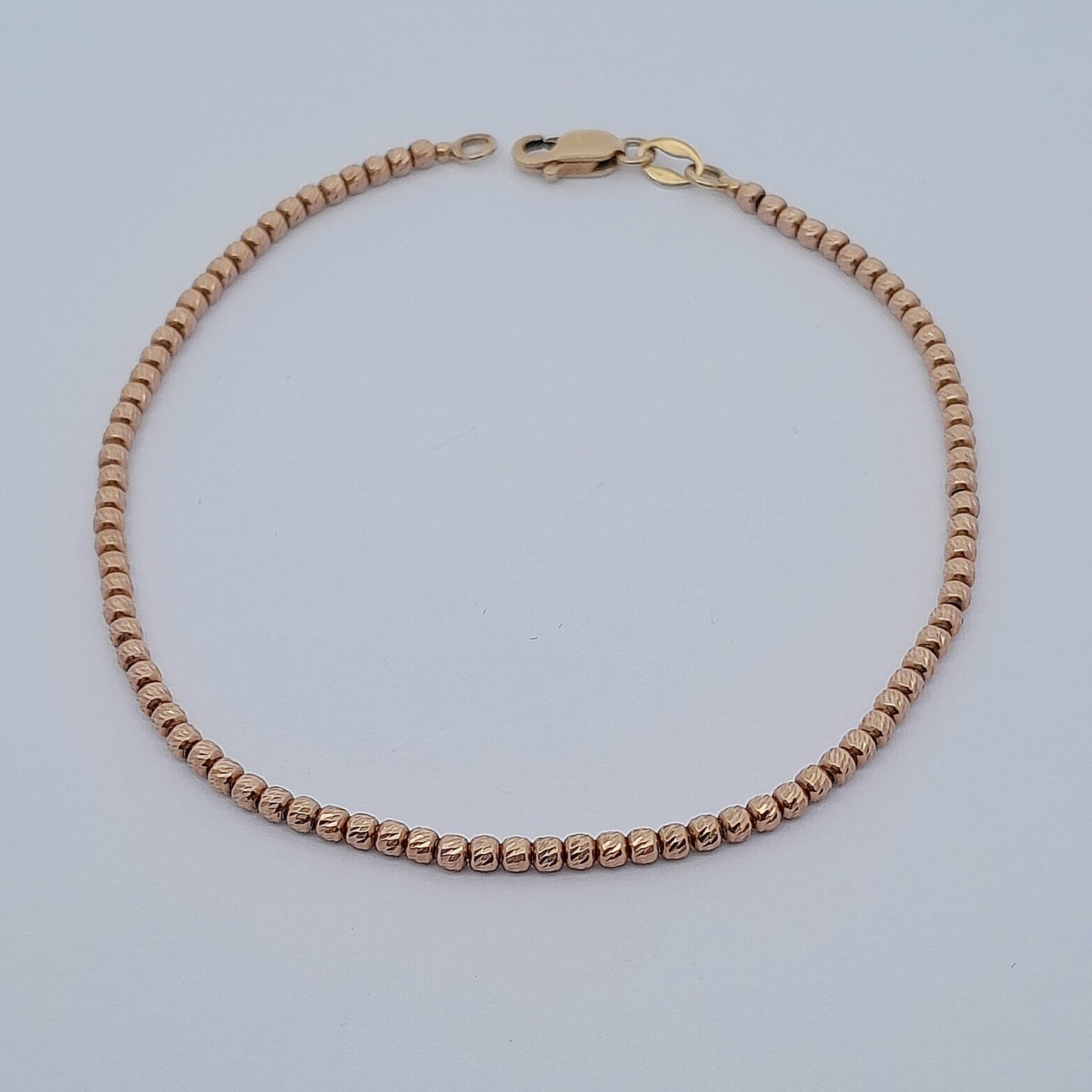 Bracciali in oro con sfere sfaccettate.