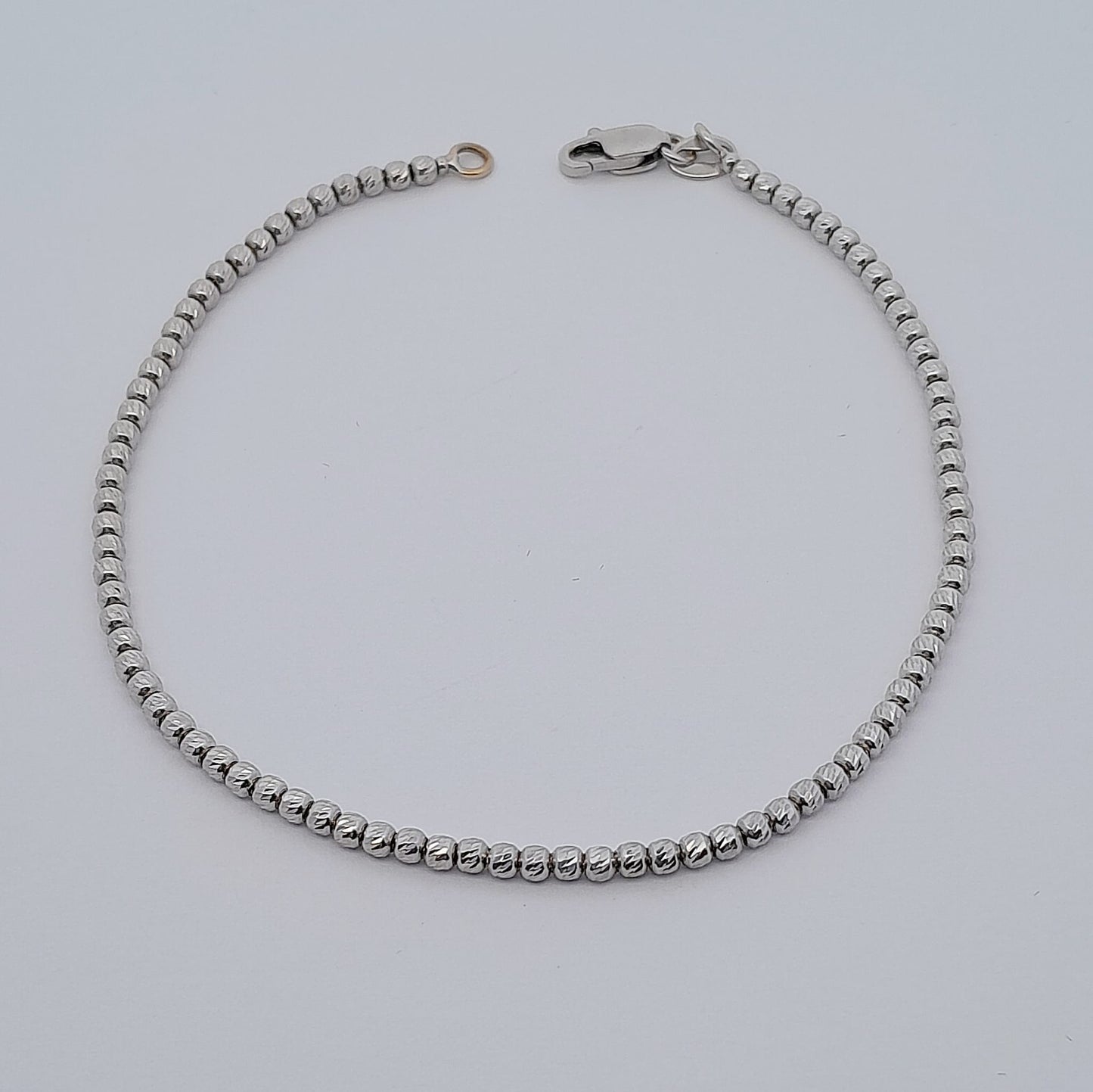 Bracciali in oro con sfere sfaccettate.