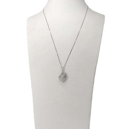 Collana in oro bianco  e diamanti.