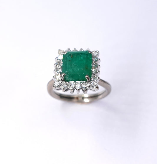 Anello con smeraldo