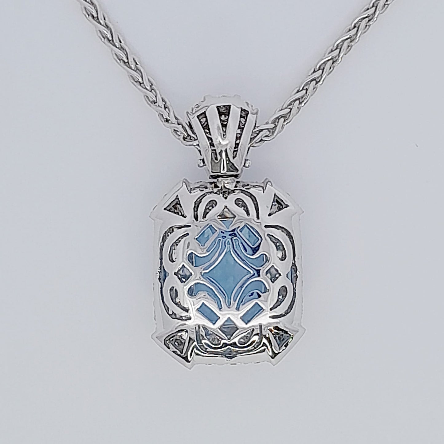 Catenina in oro bianco con pendente con acquamarina e diamanti