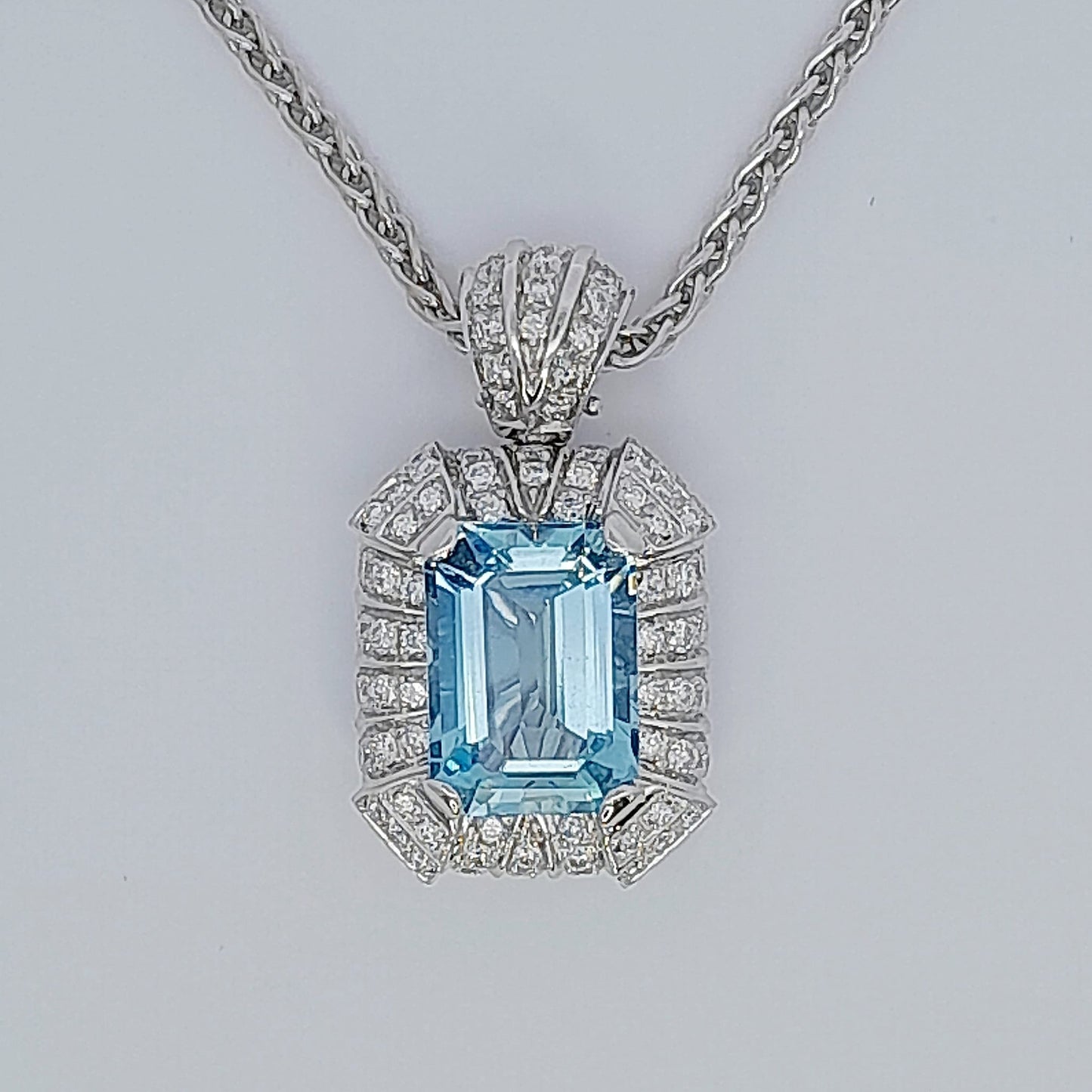 Catenina in oro bianco con pendente con acquamarina e diamanti