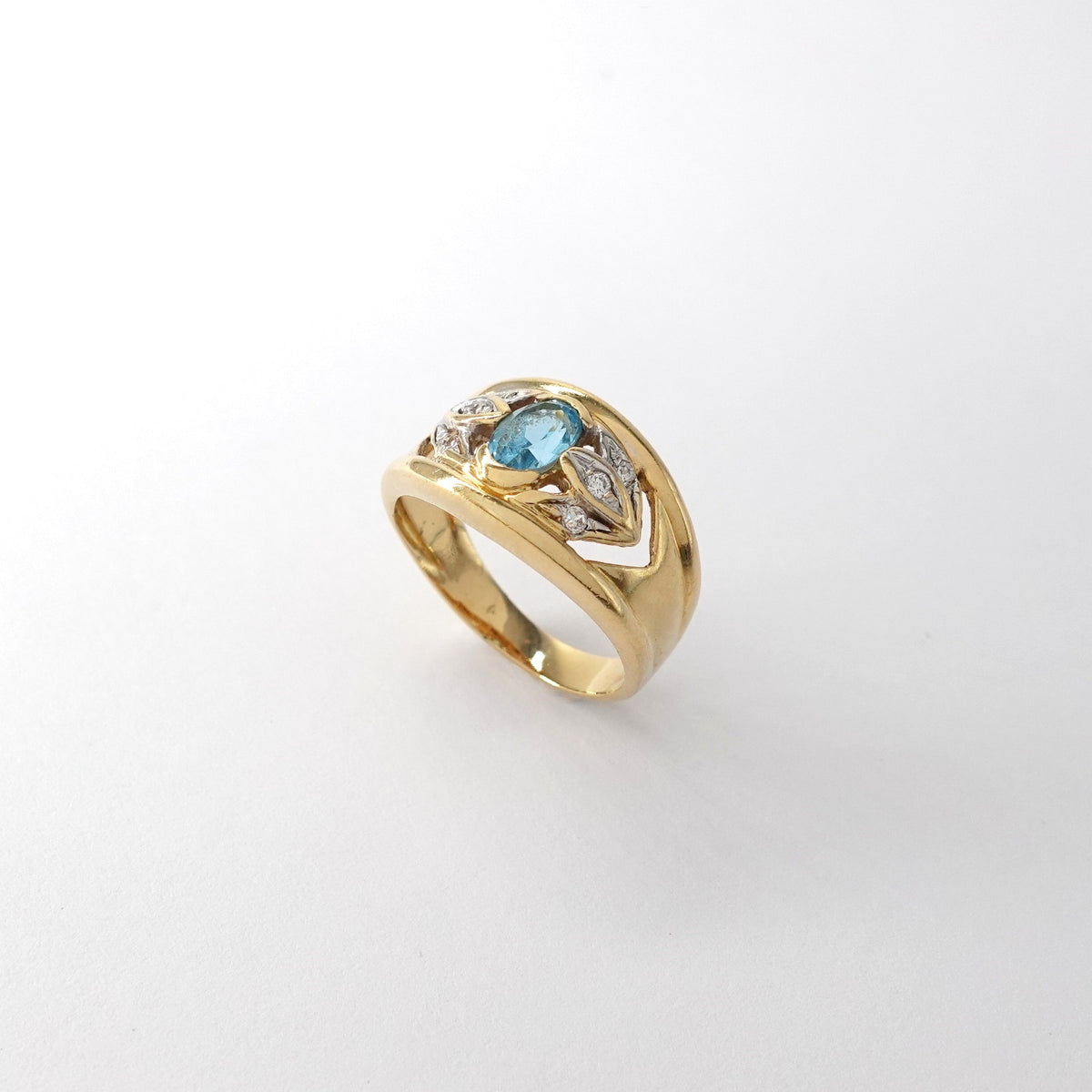 Anello con topazio azzurro