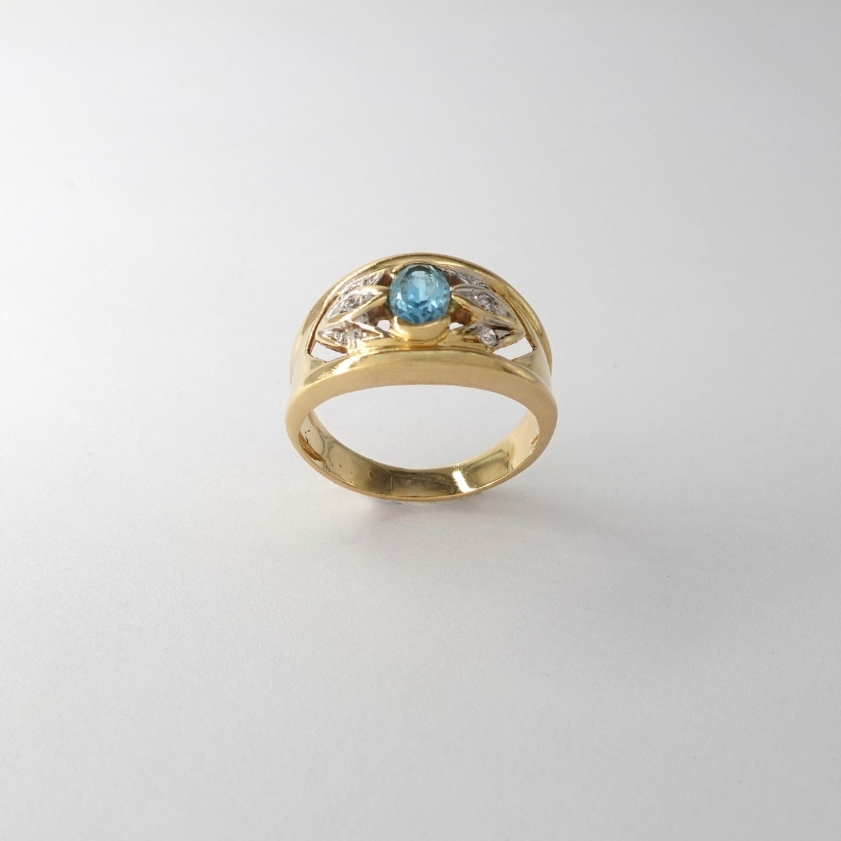 Anello con topazio azzurro