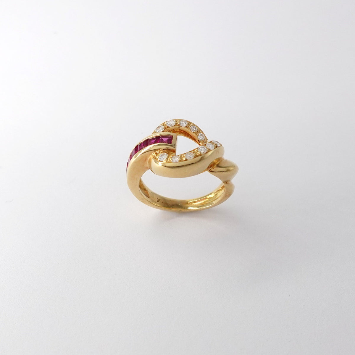 Anello con rubini e diamanti