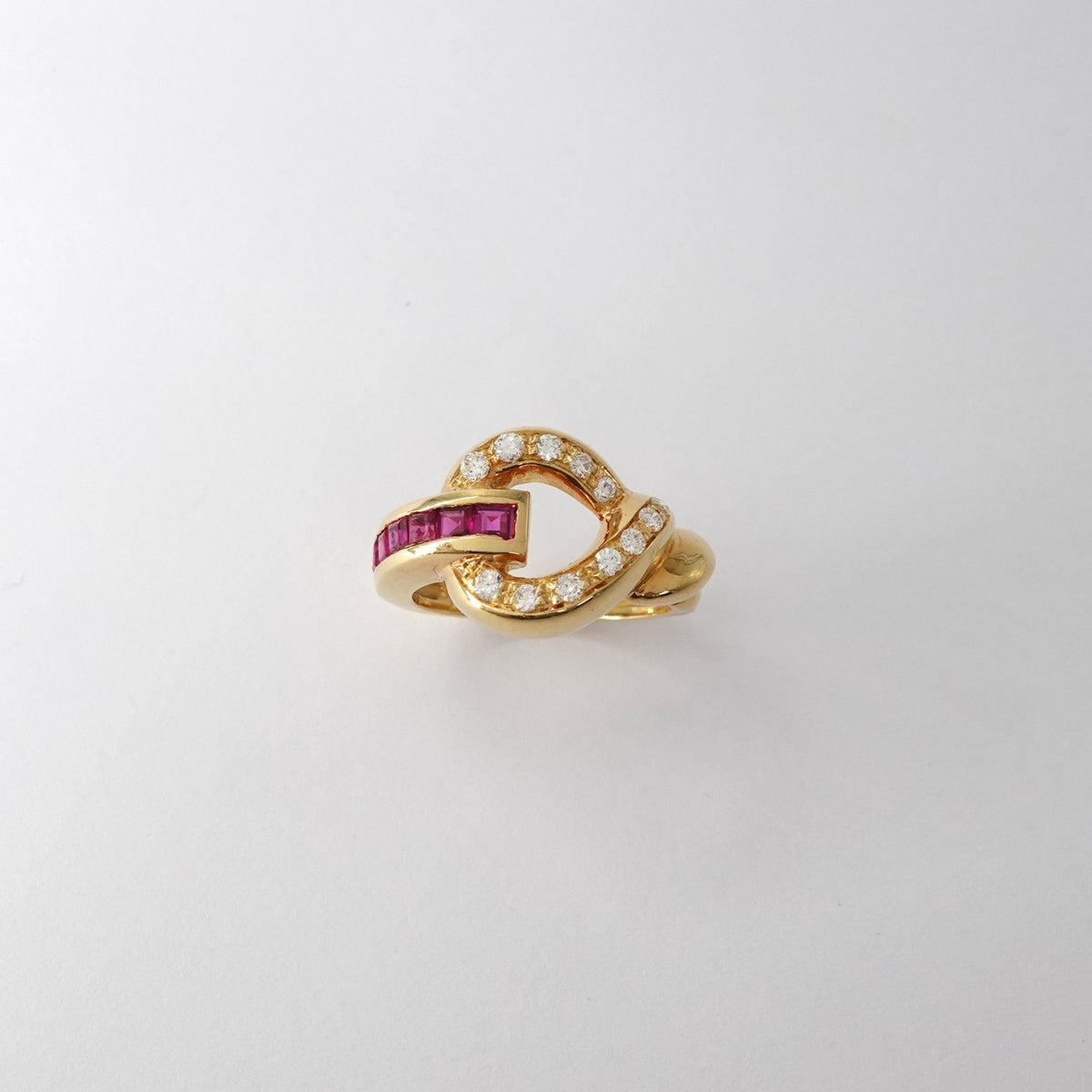 Anello con rubini e diamanti