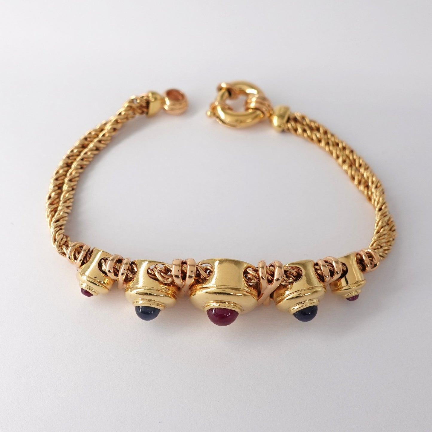 Bracciale con gemme cabochon