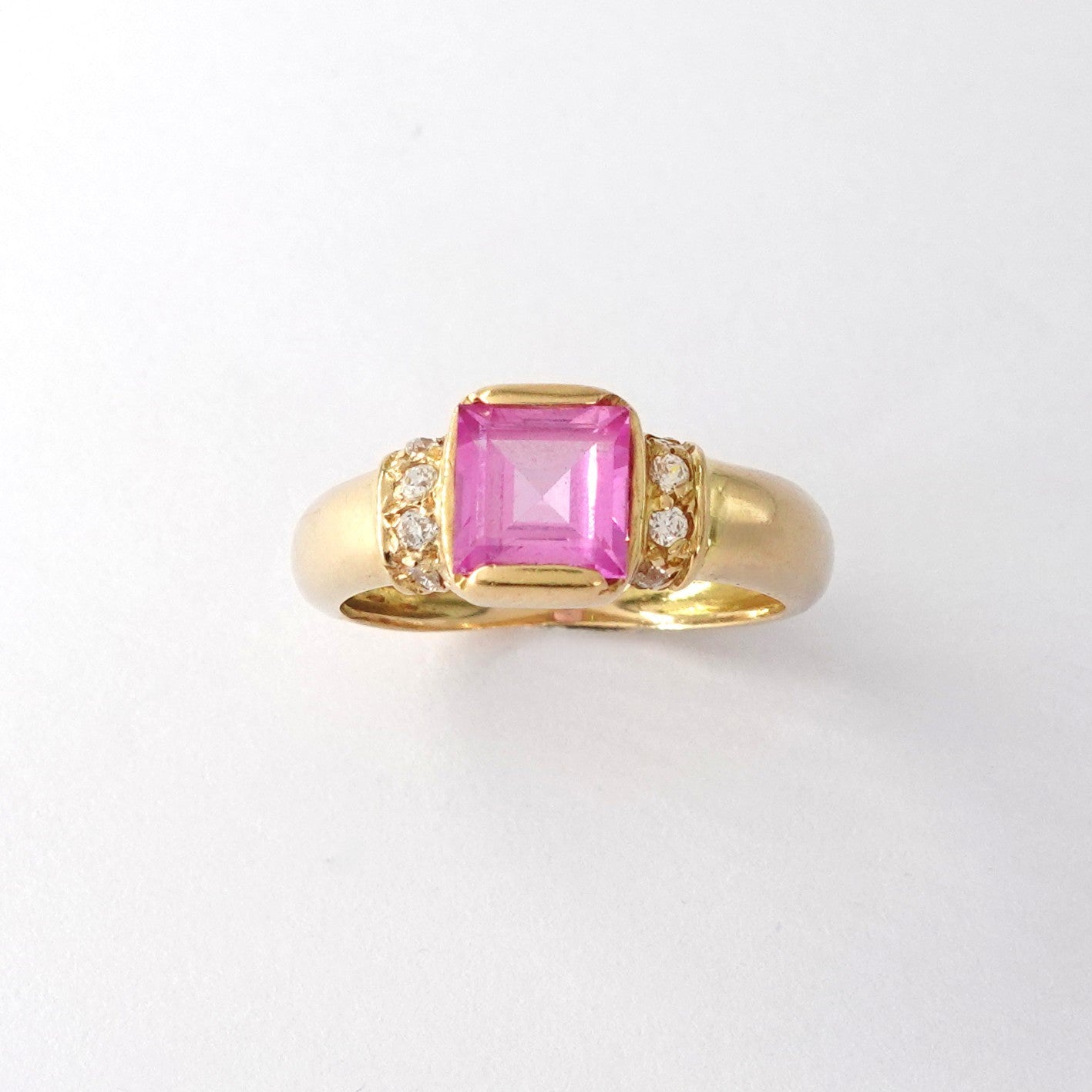 Anello con topazio rosa