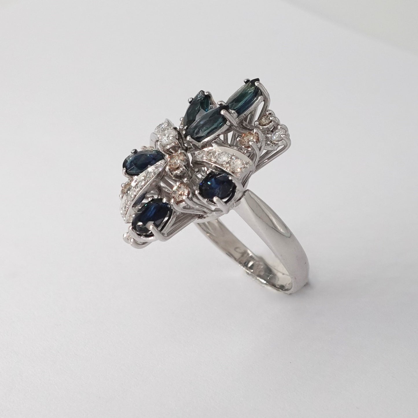 Anello con diamanti e zaffiri