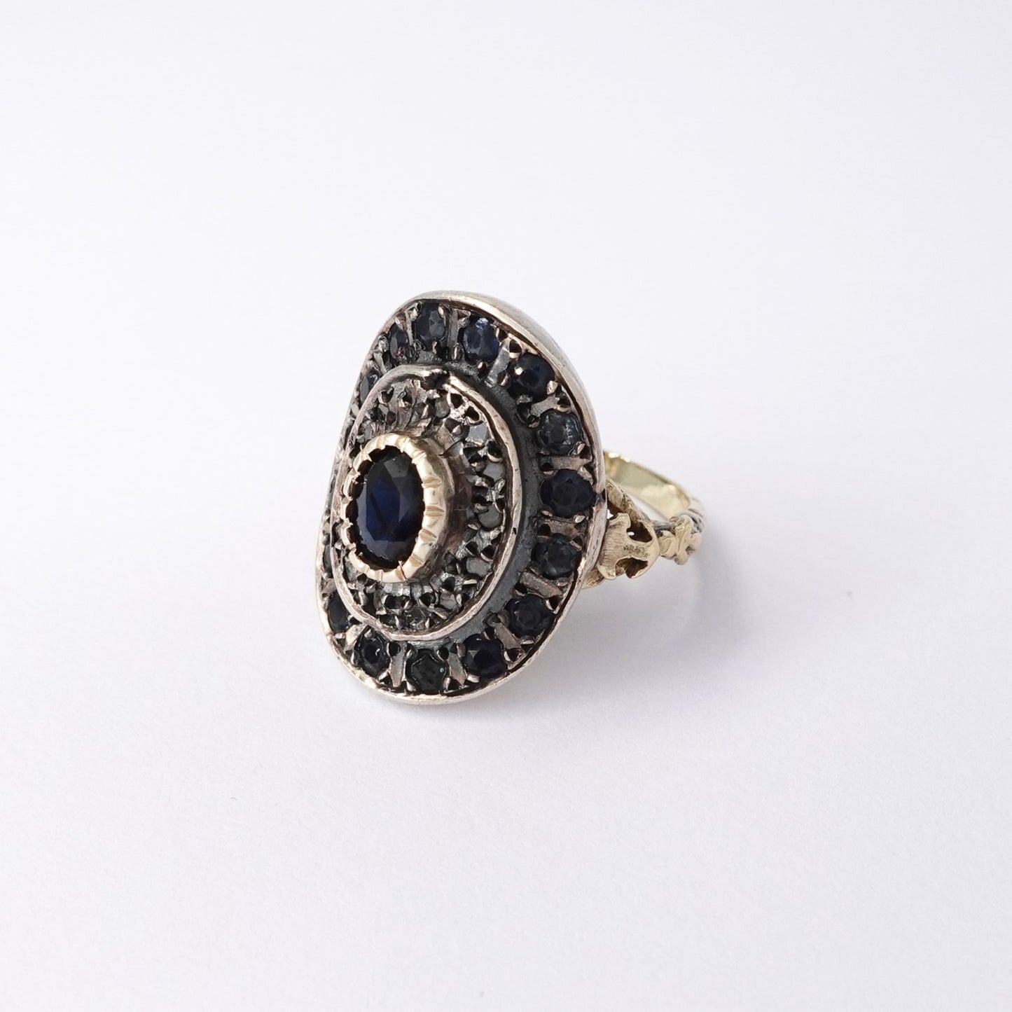 Anello con zaffiri