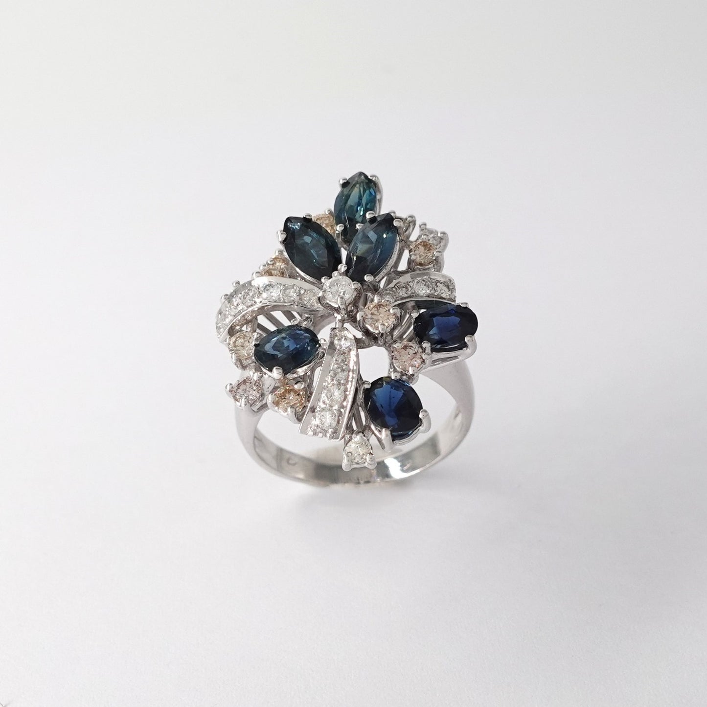 Anello con diamanti e zaffiri