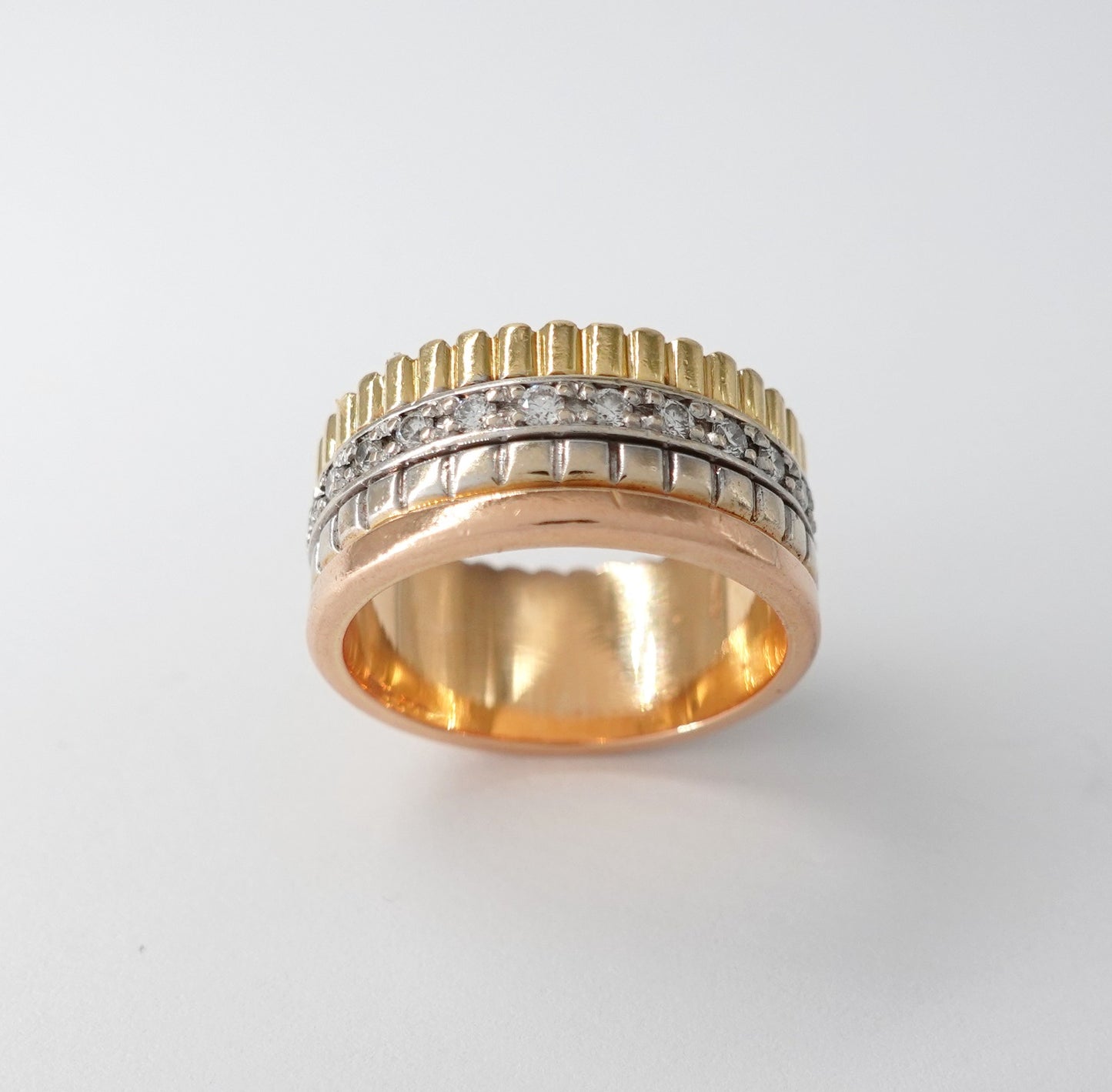 Anello nei tre colori dell'oro con eternity