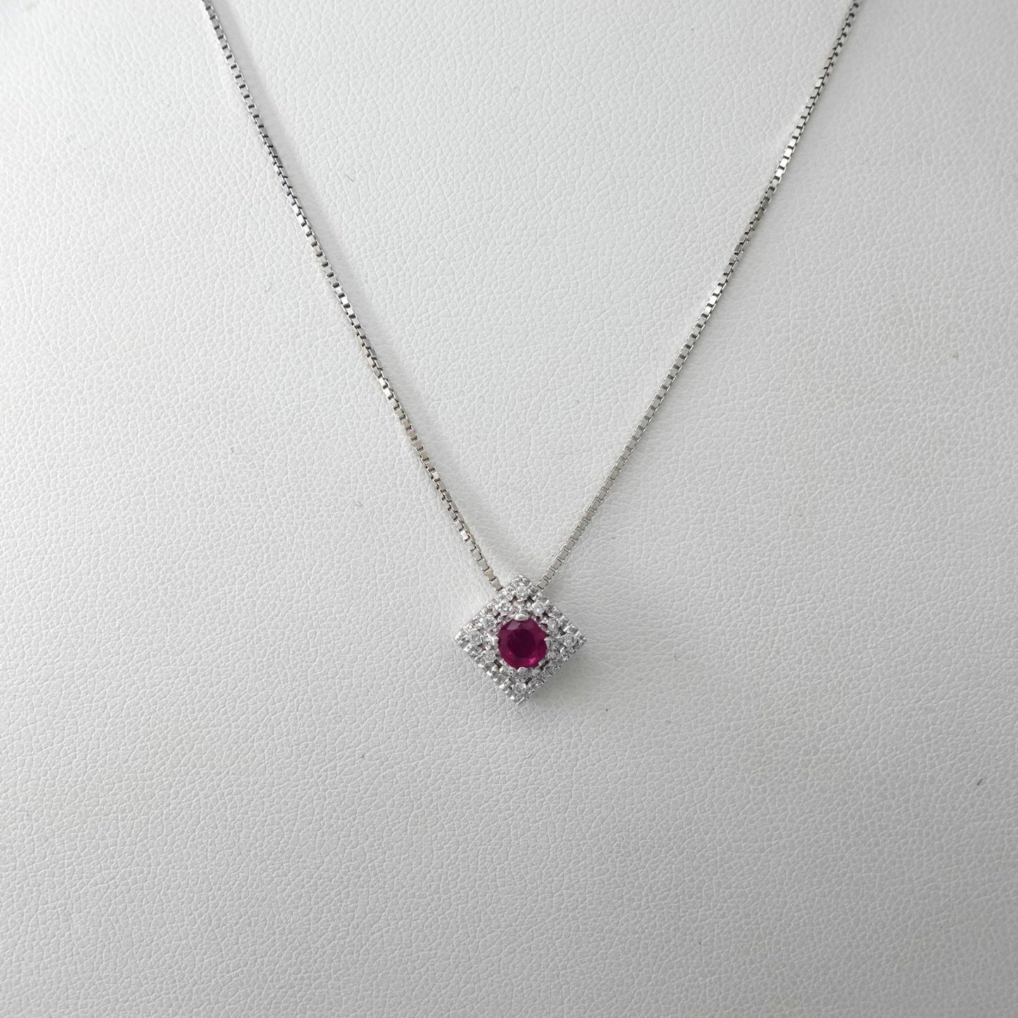 Catenina con diamanti