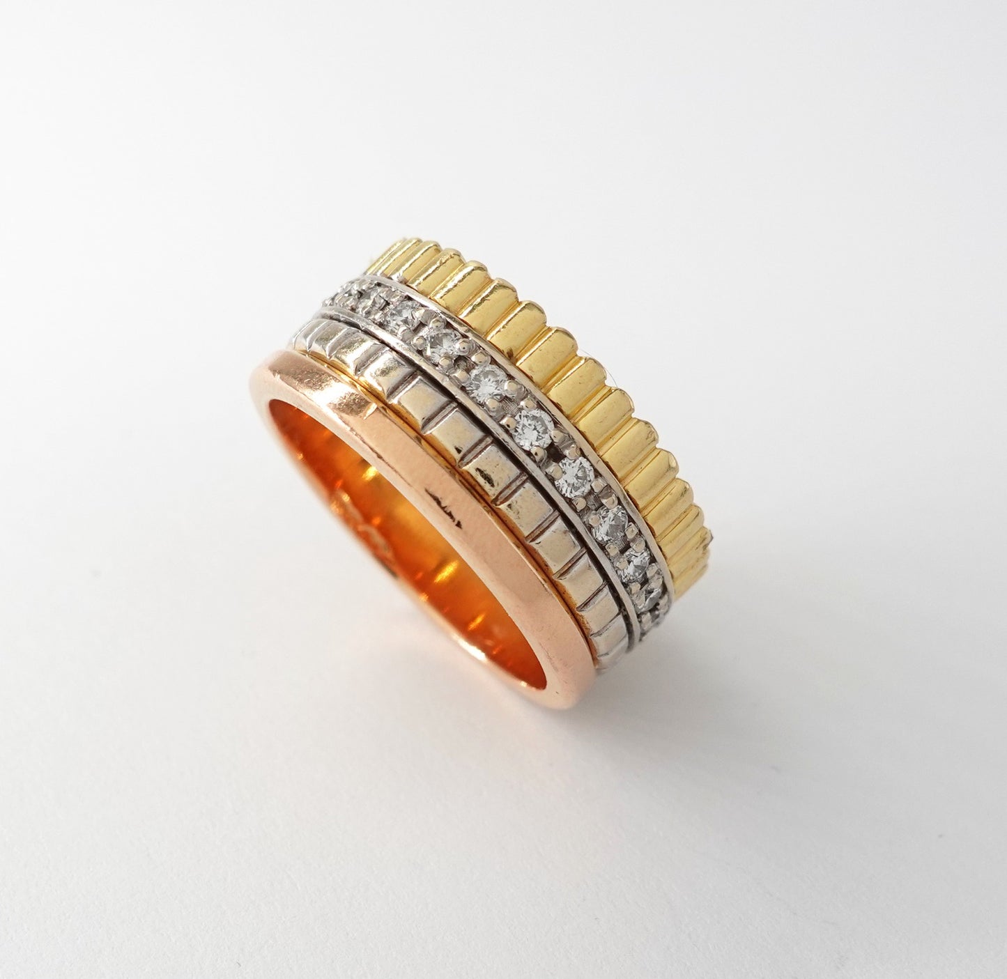 Anello nei tre colori dell'oro con eternity