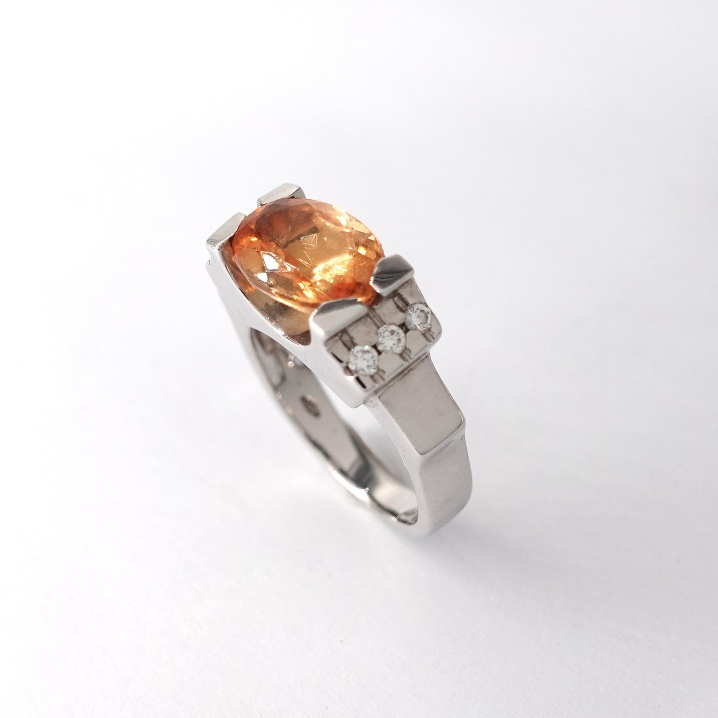 Anello con topazio e diamanti