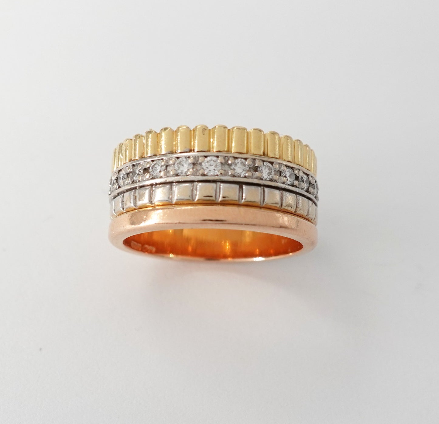 Anello nei tre colori dell'oro con eternity