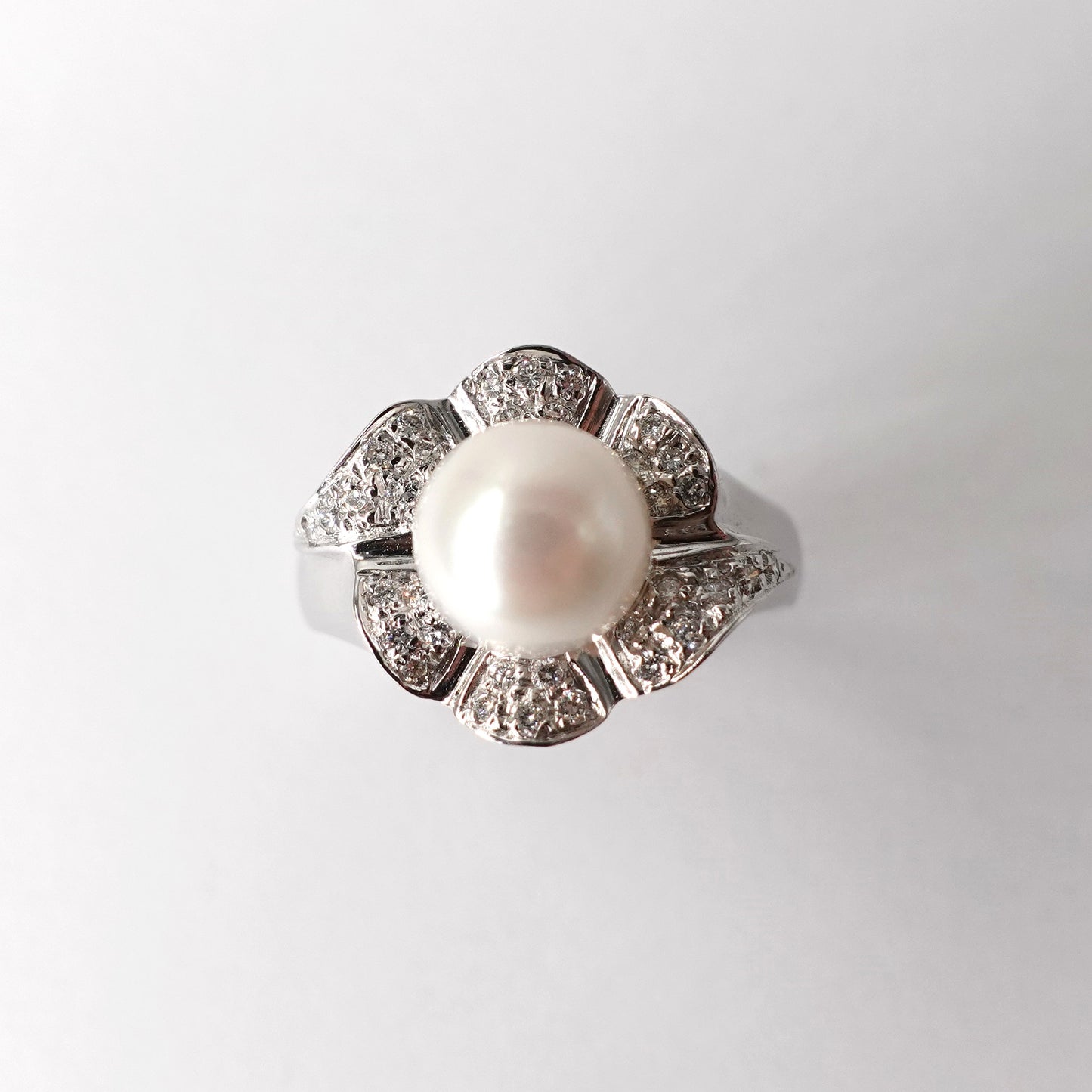 Anello in oro con perla e diamanti