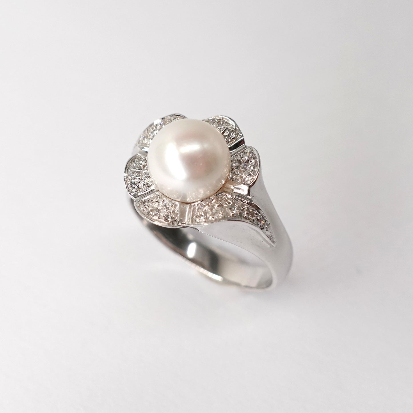 Anello in oro con perla e diamanti