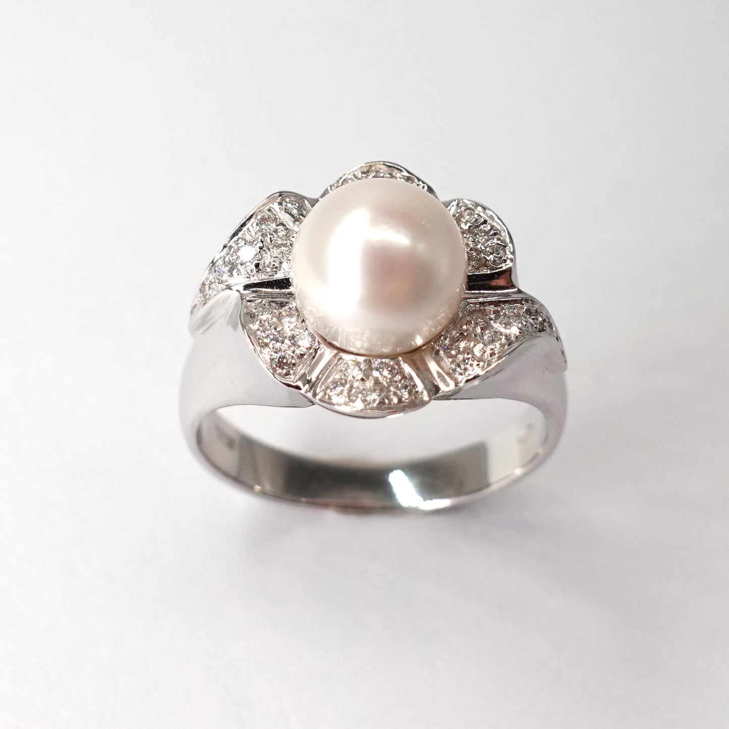 Anello in oro con perla e diamanti
