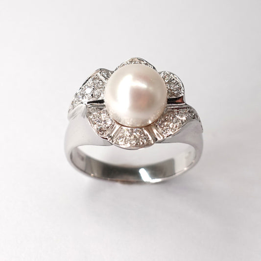 Anello in oro con perla e diamanti