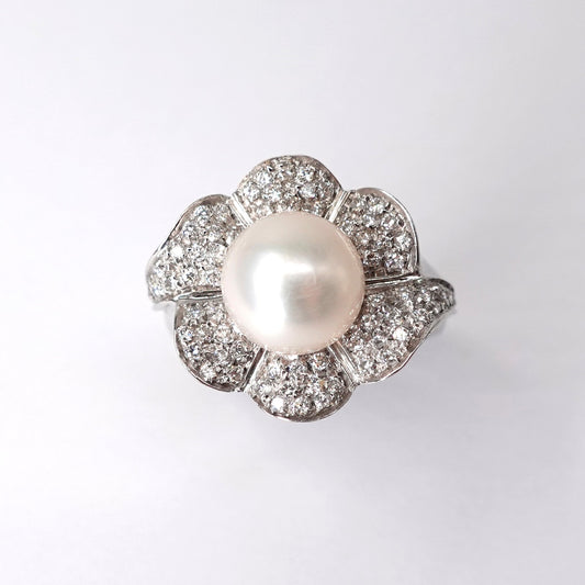 Anello in oro con diamanti e perla