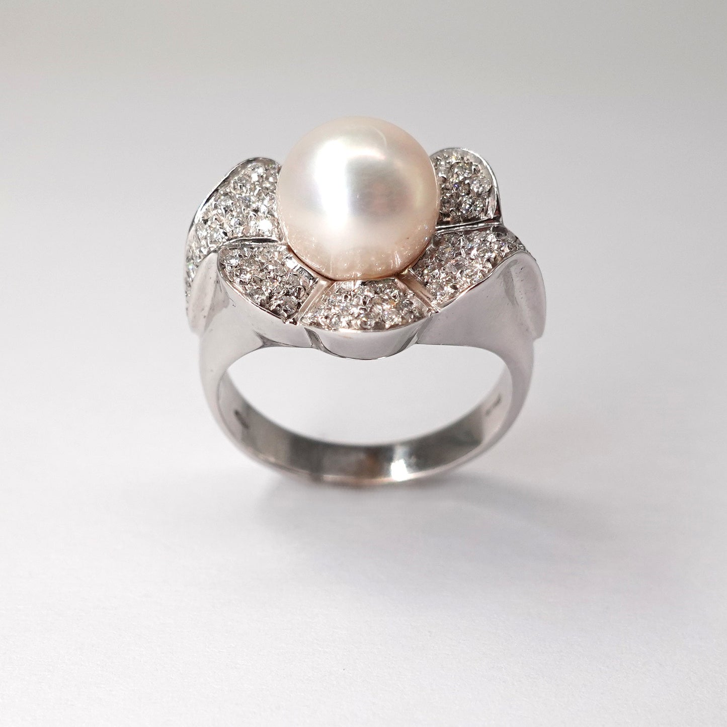 Anello in oro con diamanti e perla