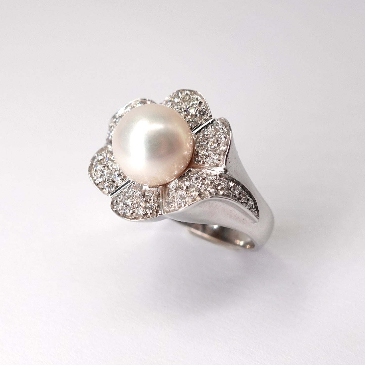 Anello in oro con diamanti e perla