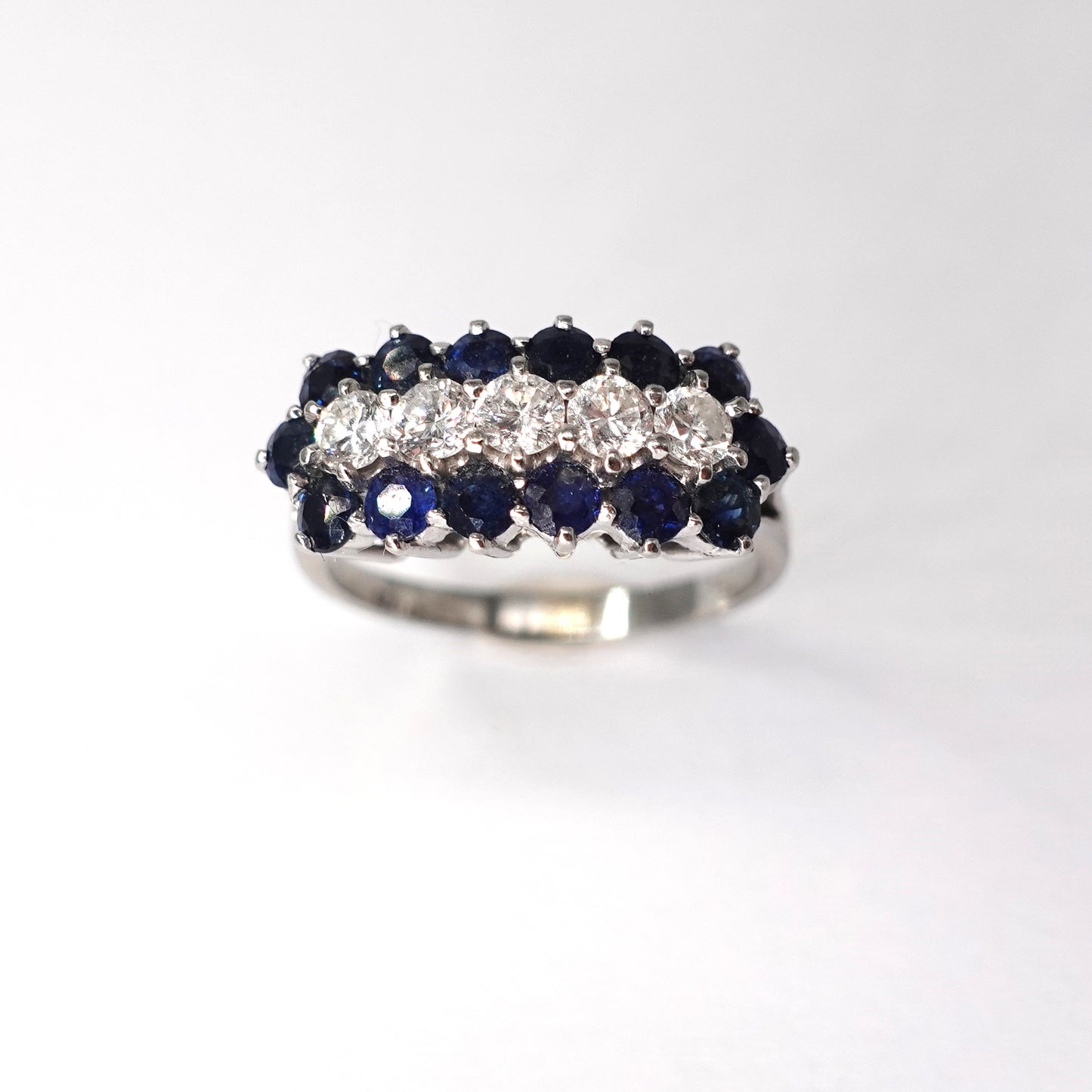 Anello in oro con zaffiri e diamanti