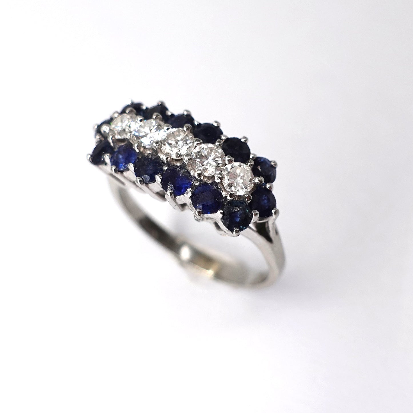 Anello in oro con zaffiri e diamanti