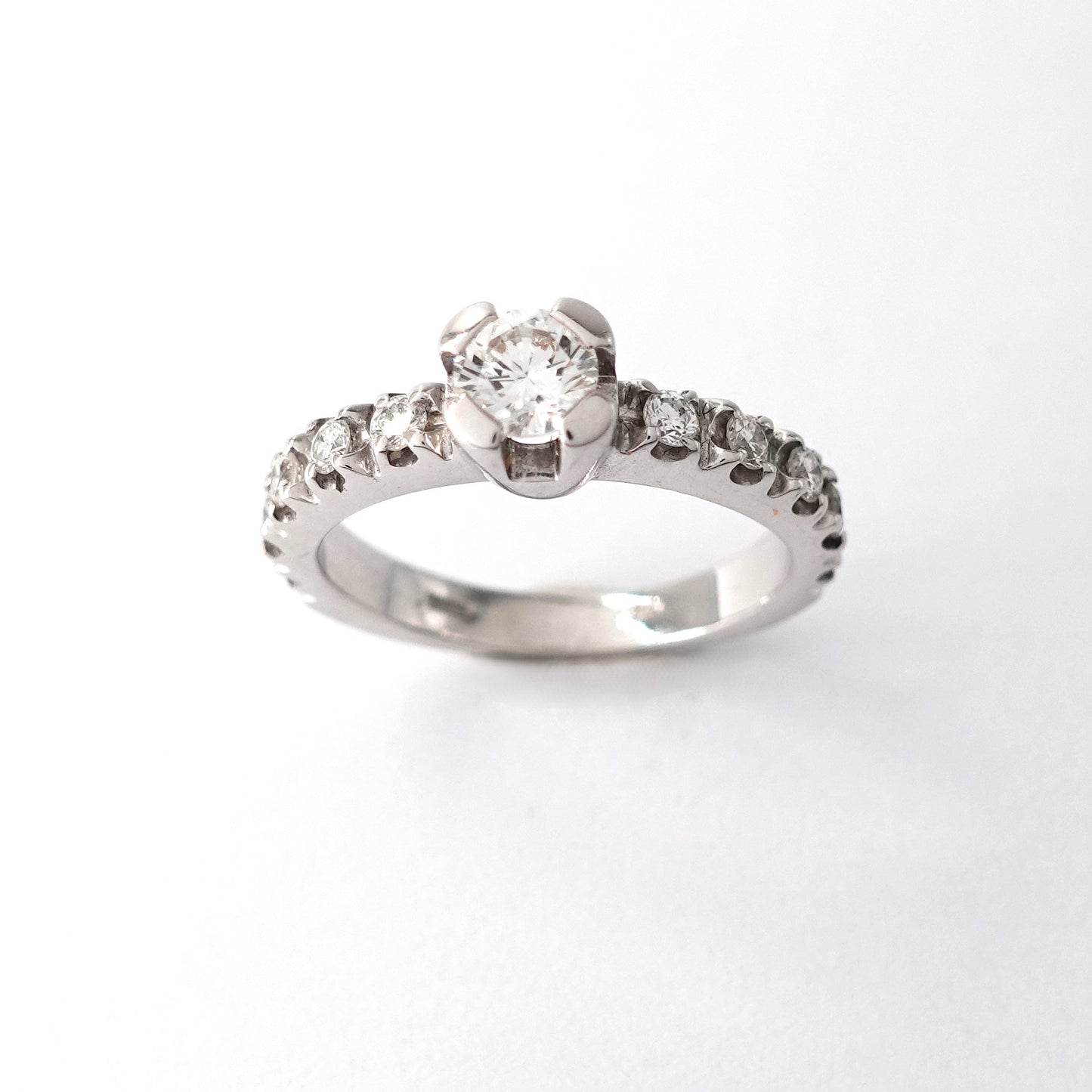 Anello in oro bianco con diamanti