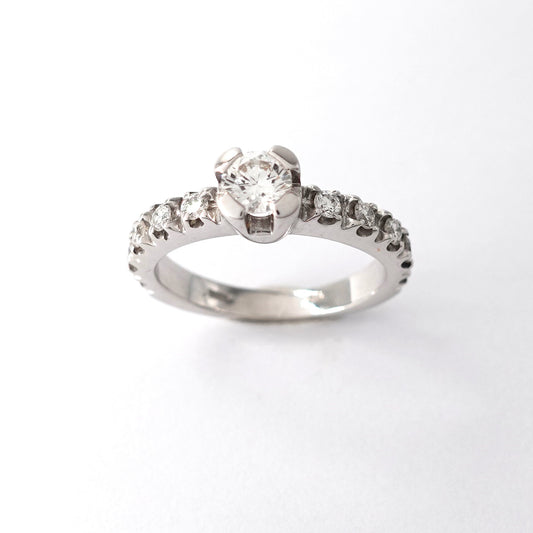 Anello in oro bianco con diamanti