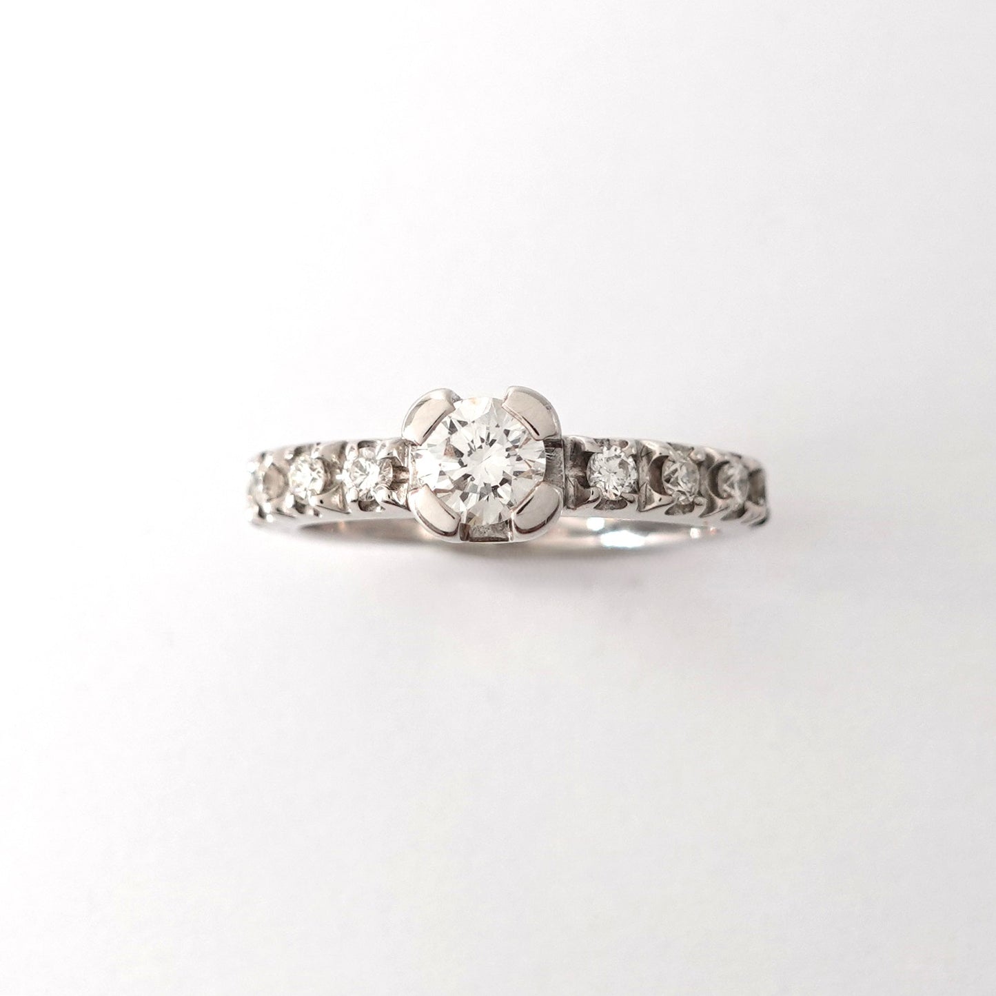Anello in oro bianco con diamanti