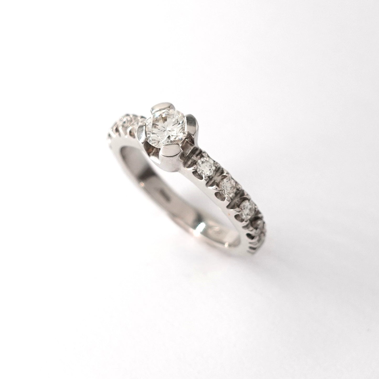 Anello in oro bianco con diamanti
