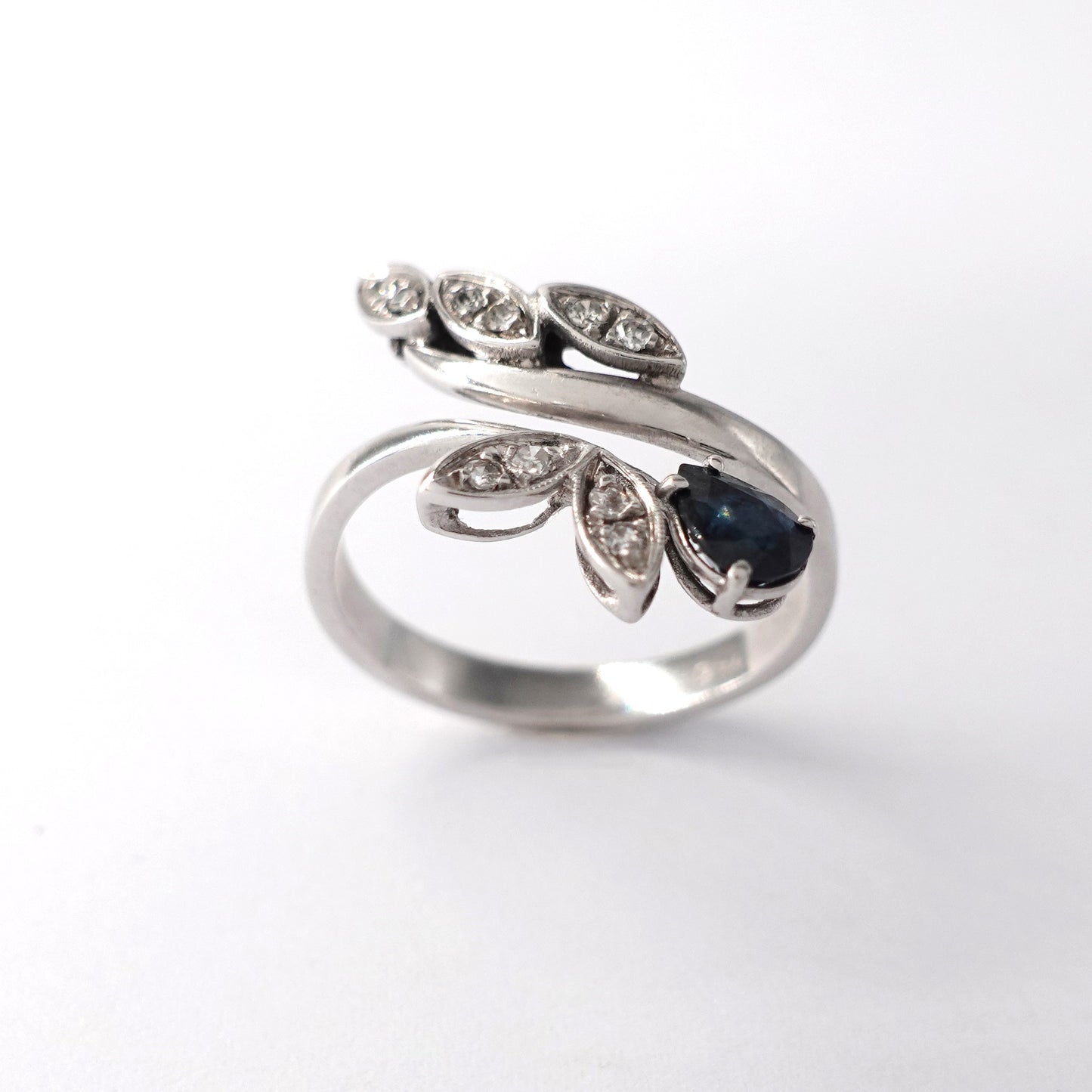 Anello contrariè con foglie in oro