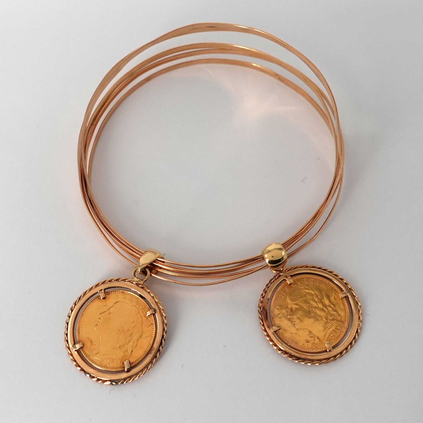 Cinque bracciali a cerchio